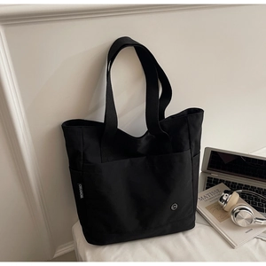 Détail du sac cabas noir minimaliste avec logo CHUANGMI et larges bretelles confort