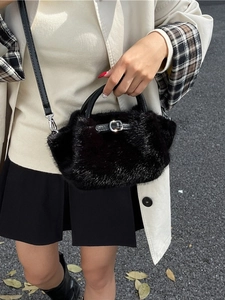 Elegante bolso de mano de felpa negra con asas de cuero y correa de hombro plateada chic