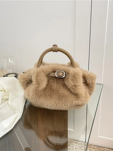 Bolso de mano de felpa color camello a la moda con diseño fruncido y asa de cuero