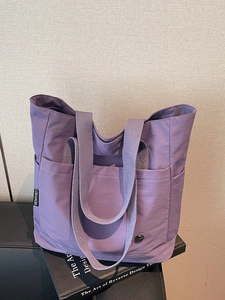 Sac fourre-tout en nylon violet avec poches avant sur présentoir pour l'hiver