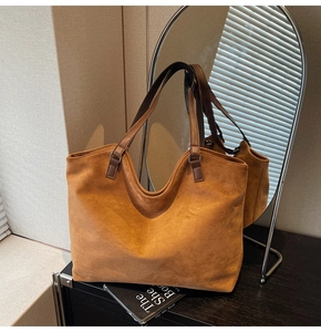 Gros plan détaillé du grand sac cabas en daim caramel avec poignées en similicuir