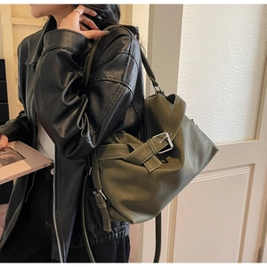 Détails du sac cabas vert olive avec boucle argentée et surpiqûres blanches contrastées