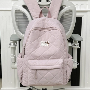 Detail eines hellrosa gesteppten Rucksacks mit Karomuster und seitlichen Kordelzügen