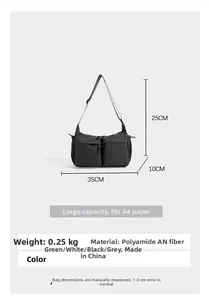Dettaglio della borsa tote in nylon che mostra dimensioni 35x25x10cm e capacità A4