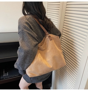 Vue détaillée du grand sac cabas en daim camel au design minimaliste et spacieux