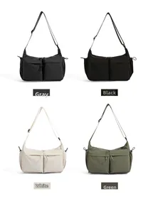 Dettaglio delle grandi borse tote in nylon in quattro colori con doppie tasche frontali