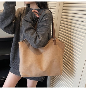 Vue détaillée du sac cabas en daim kaki avec fines bretelles porté par un mannequin