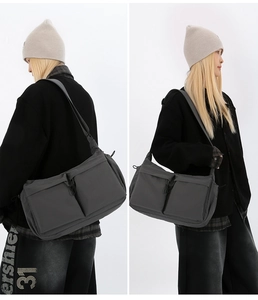 Détails du grand sac cabas en nylon avec deux poches avant et bandoulière réglable