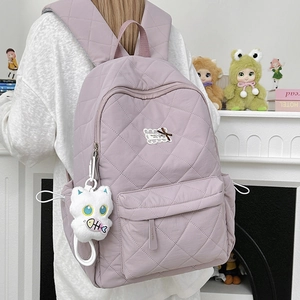 Detailansicht der gesteppten lila Rucksack mit Stickerei und Katzen-Plüsch-Anhänger