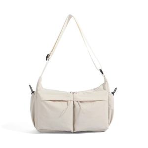 Dettaglio della borsa a tracolla in nylon bianco sporco con grandi tasche e tracolla