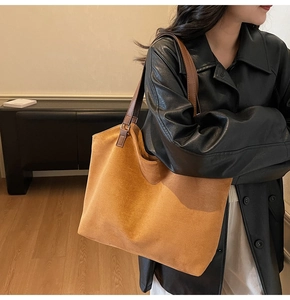 Sac cabas en daim caramel avec fines bretelles porté par un mannequin pour le travail