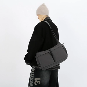 Dettaglio della borsa tote in nylon capiente con doppie tasche frontali con zip