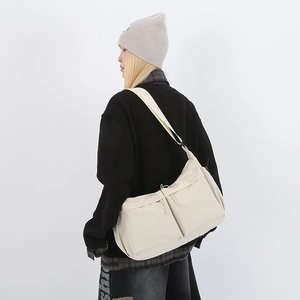 Dettaglio della grande borsa tote in nylon con due tasche frontali con coulisse e tracolla