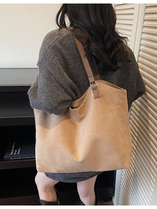 Grand sac fourre-tout minimaliste en daim camel porté par un mannequin vue de dos