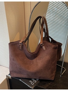 Grand sac fourre-tout minimaliste en daim marron foncé au design vintage et épuré
