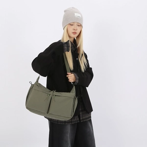 Borsa a tracolla in nylon verde oliva con ampie tasche frontali e tracolla regolabile