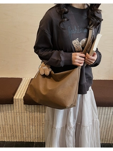 Vista dettagliata della borsa hobo in pelle PU marrone con ciondolo a forma di orsetto