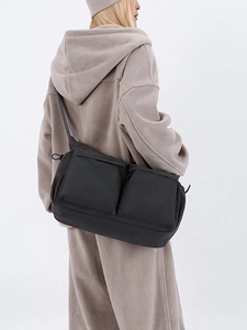 Grand sac cabas en nylon noir avec deux poches avant porté en bandoulière pour homme
