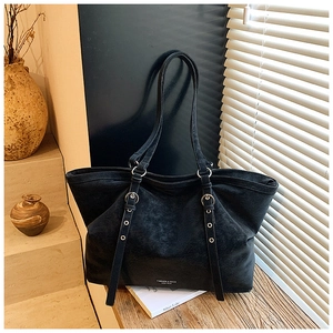 Détail du grand sac cabas vintage en cuir noir avec boucle argentée et gravure chic