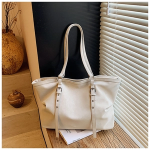 Détails du sac fourre-tout crème avec sangles décoratives et anneaux métalliques argentés