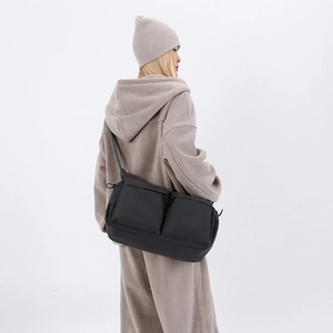 Primo piano della borsa a tracolla nera con doppie tasche a zip e cinturino in nylon