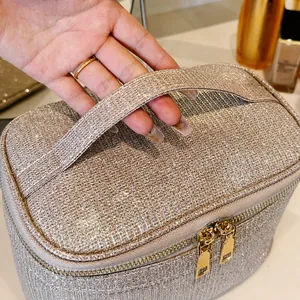 Nahaufnahme der Glitzer-Kosmetiktasche mit Doppelreißverschluss und stabilem Griff