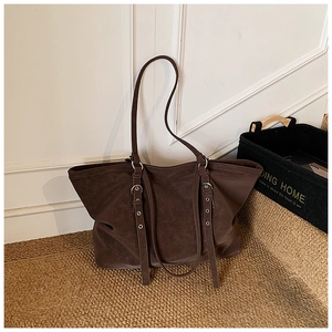 Détails du grand sac cabas en suédine marron foncé avec boucles métalliques décoratives