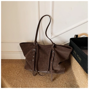 Détail du sac cabas marron vintage avec sangles à boucles et texture en similicuir rétro
