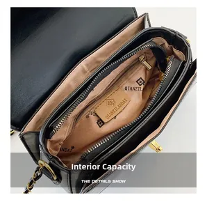 Vue détaillée de l'intérieur d'un sac bandoulière en cuir noir avec doublure et poches