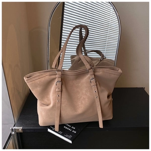 Vue détaillée du grand sac cabas beige avec boucles argentées réglables et fini mat