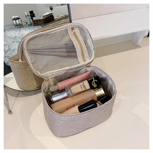 Dettaglio interno della borsa cosmetica glitterata con tasca a rete e ampio spazio