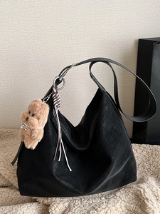 Borsa hobo classica in pelle nera con nappina intrecciata e ciondolo a forma di orso