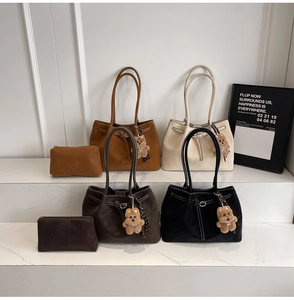 Dettaglio borse tote vintage in quattro colori con pochette coordinate e ciondoli a forma di orso