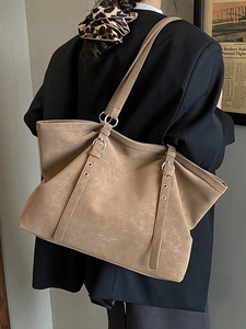 Γυναικεία καφέ τσάντα tote από vintage ματ δέρμα με λεπτομέρειες από ασημί μεταλλικό κρίκο