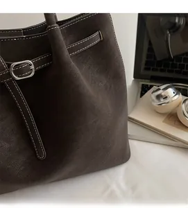 Grande borsa tote marrone caffè con cuciture bianche e fibbie in metallo argento