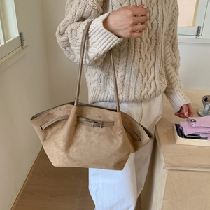 Detailaufnahme der Latte-braunen Wildledertasche mit Schnalle und weicher Textur