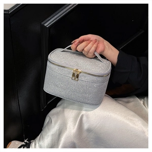 Dettaglio della borsa trucco con paillettes argento e doppie cerniere dorate in metallo