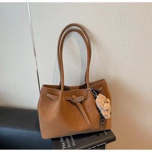 Borsa tote in pelle opaca marrone con manici lunghi e ciondolo a forma di orso di peluche