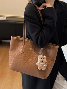 Retro large capacity tote bag with brown leopard print and cute bear pendant