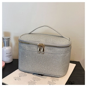 Dettaglio della borsa cosmetica con paillettes argento e doppia cerniera dorata