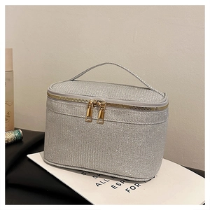 Dettaglio borsa trucco con paillettes argento e doppie cerniere dorate
