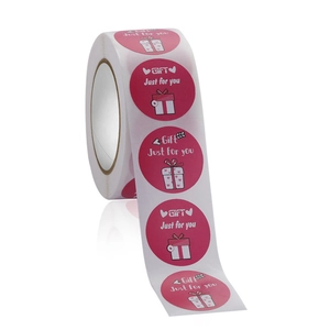Détail d'un rouleau d'autocollants cadeaux roses ronds avec texte Gift et Just for you