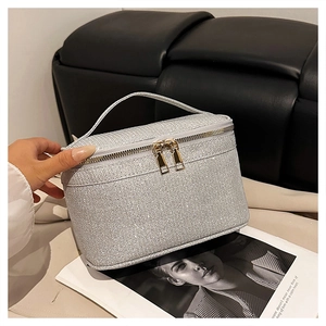 Dettaglio borsa trucco con paillettes argento con doppie cerniere dorate e manico superiore