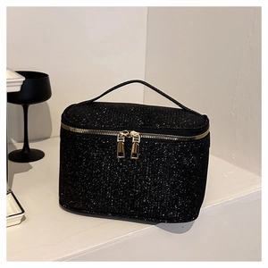 Dettaglio della trousse nera glitterata con paillettes fini e doppia cerniera dorata