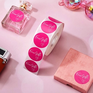 Détail d'autocollants roses Free Gift avec cœur en rouleaux pour emballage cadeau