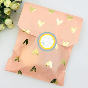 Bolsa de regalo rosa con corazones dorados y etiqueta de fecha arcoíris para alimentos