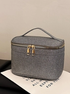 Beauty case glitterato argento con doppia cerniera e manico per riporre in viaggio