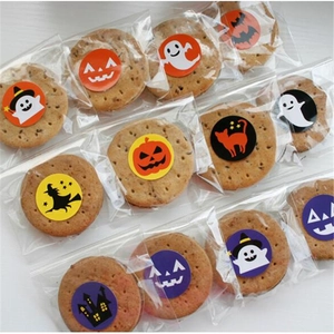 Halloween-Aufkleber mit Kürbis-, Geist- und Katzenmotiven auf runden Keksverpackungen