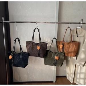 Détail de quatre grands sacs cabas en cuir mat noir, café, vert olive et marron caramel clair