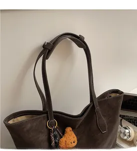 Détail du sac cabas marron rétro avec surpiqûres blanches et foulard en soie